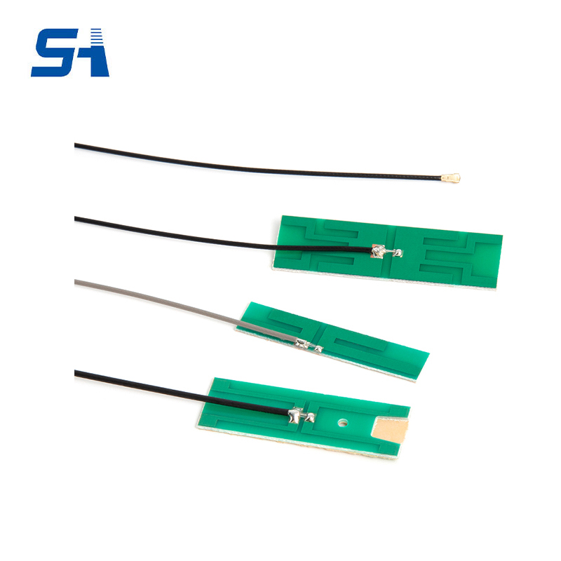 How does the built-in FPC antenna reduce external interference and ensure communication quality?