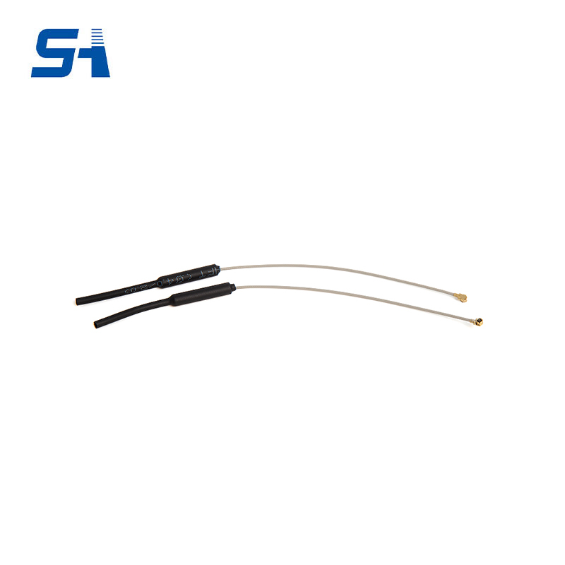 How does a copper tube antenna achieve stable and efficient signal transmission and reception within a confined space?